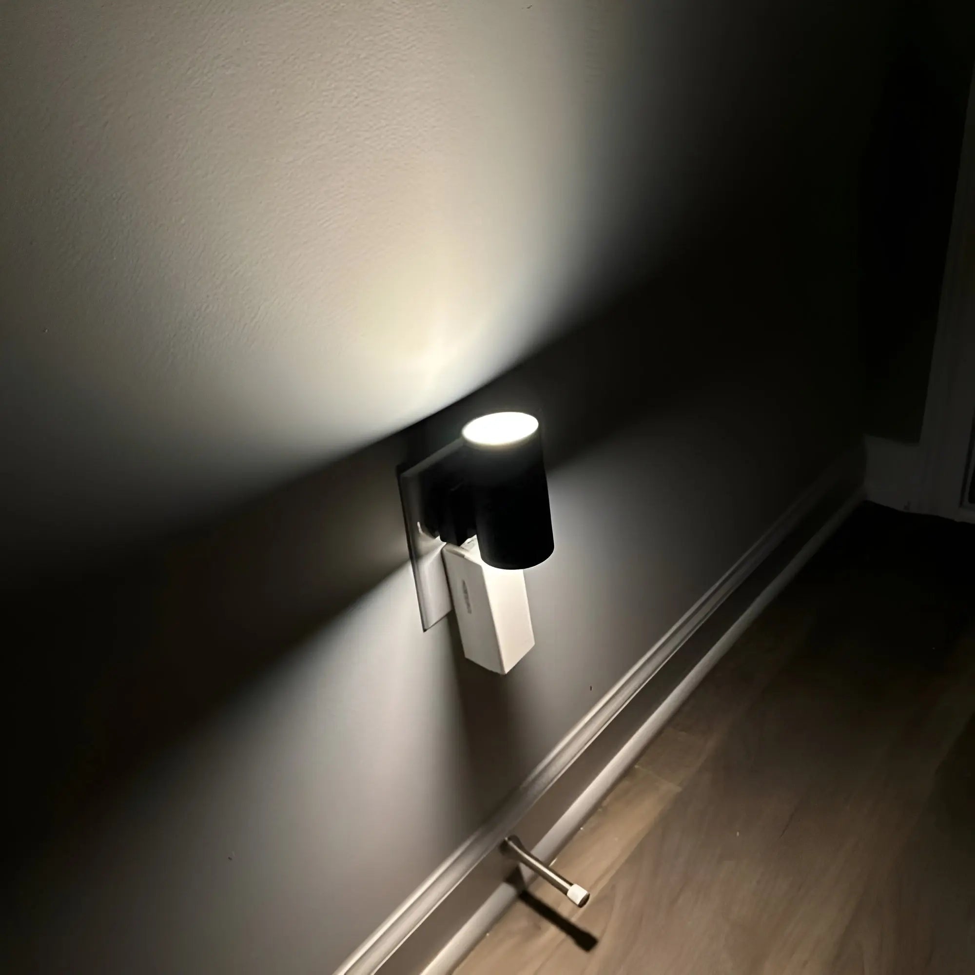 Dimmbares LED-Nachtlicht zum Einstecken mit Drehregler – Warmweißes Licht