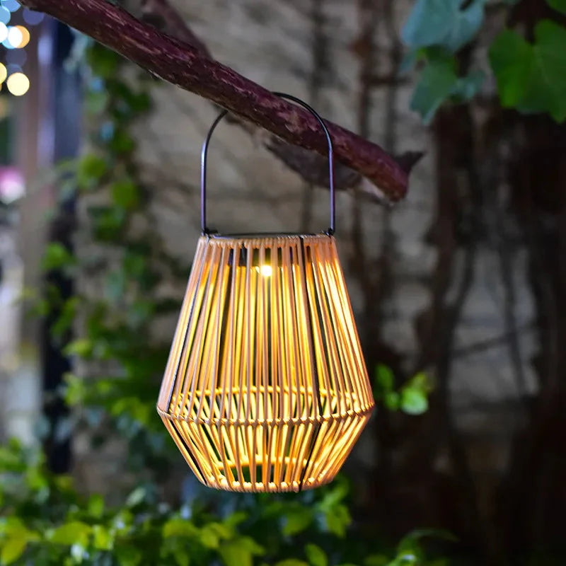 Solar-Laterne aus Rattan mit LED - Automatischer Dämmerungssensor