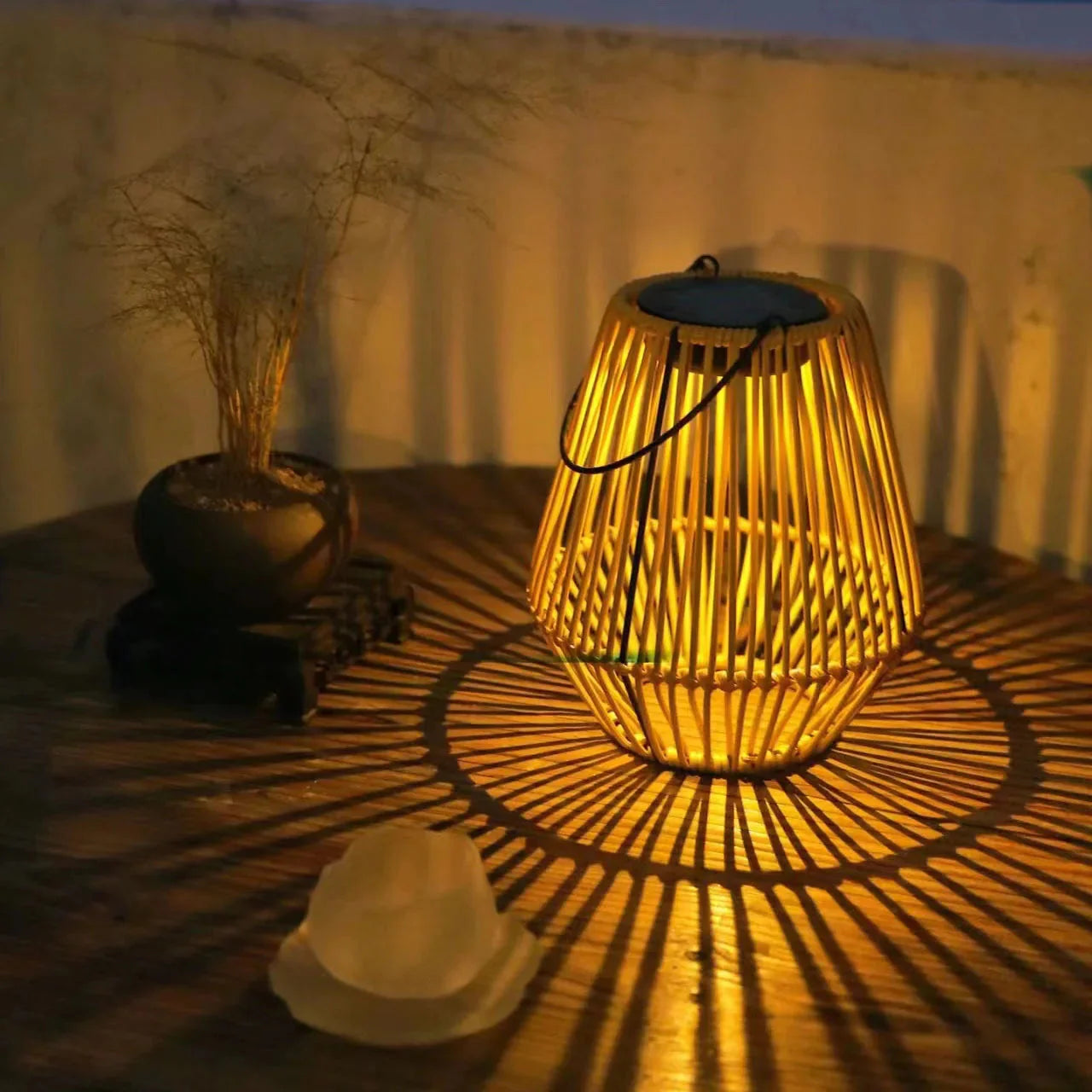 Solar-Laterne aus Rattan mit LED - Automatischer Dämmerungssensor