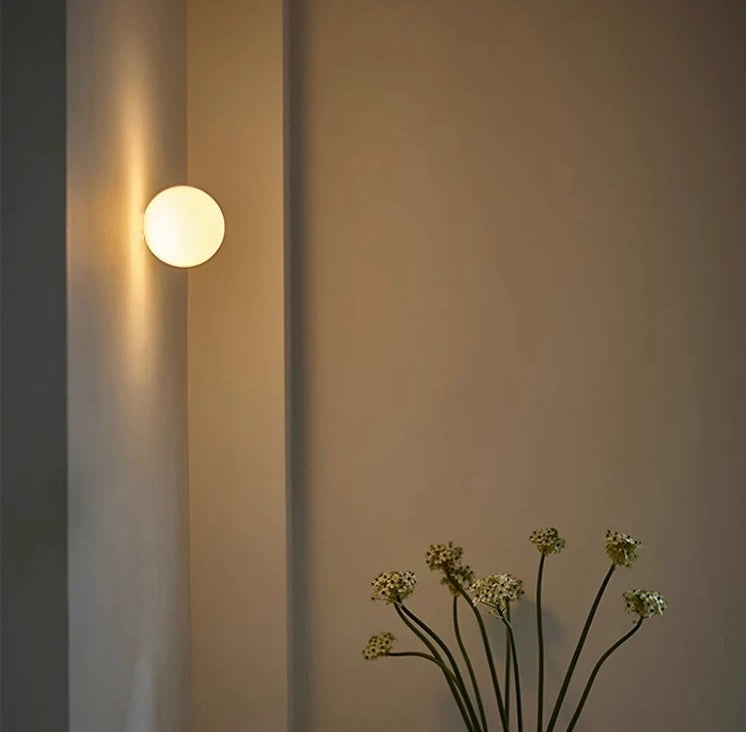 LED Kugelleuchte für die Wand mit warmweißem Licht