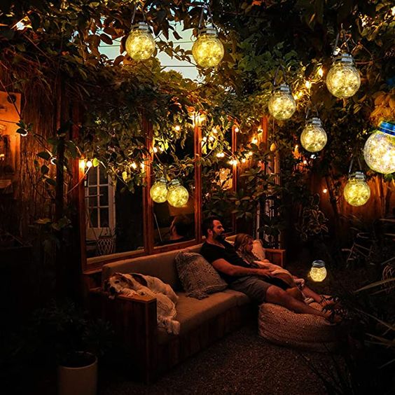 Solar-Gartenlaterne aus Glas mit LED-Lichterkette