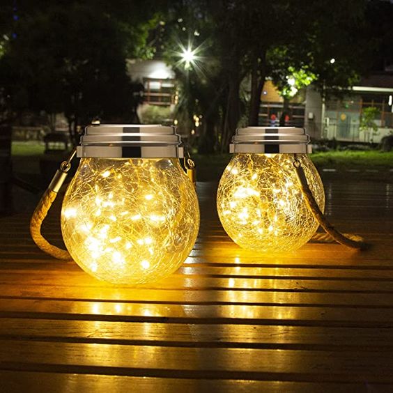Solar-Gartenlaterne aus Glas mit LED-Lichterkette