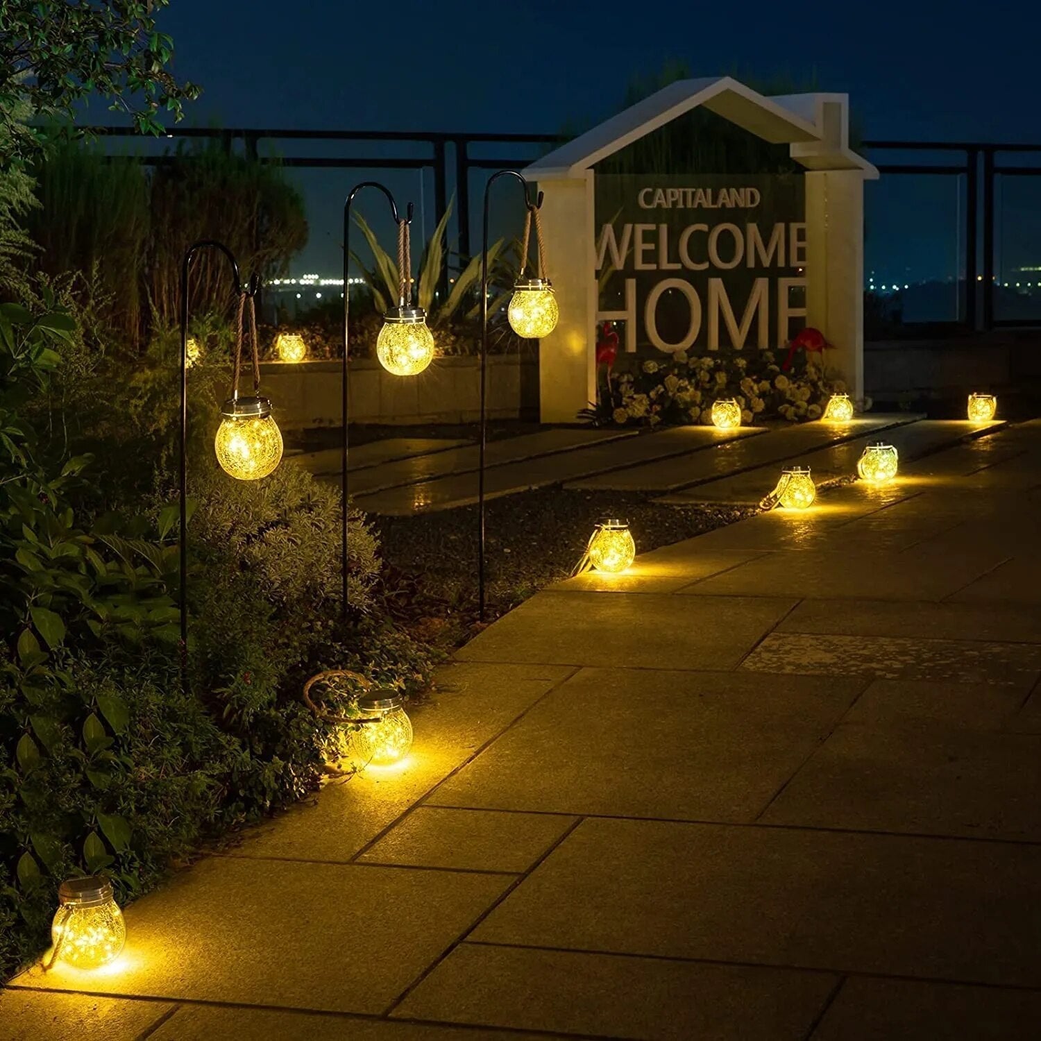 Solar-Gartenlaterne aus Glas mit LED-Lichterkette