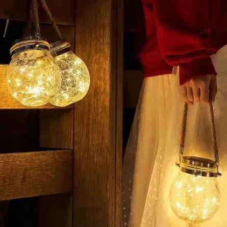 Solar-Gartenlaterne aus Glas mit LED-Lichterkette