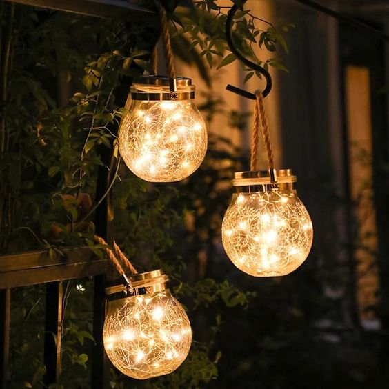 Solar-Gartenlaterne aus Glas mit LED-Lichterkette
